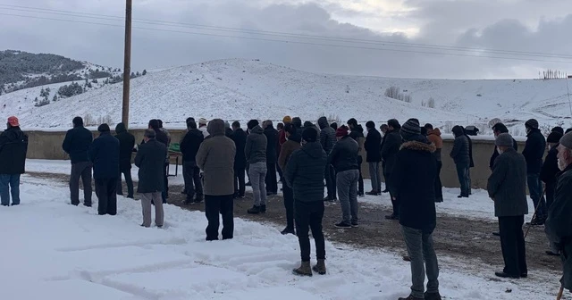 Babaları tarafından öldürülen 2 çocuk toprağa verildi