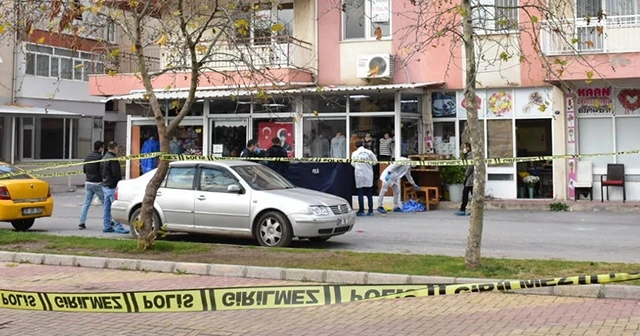 Babasını sokak ortasında sopayla öldürdü
