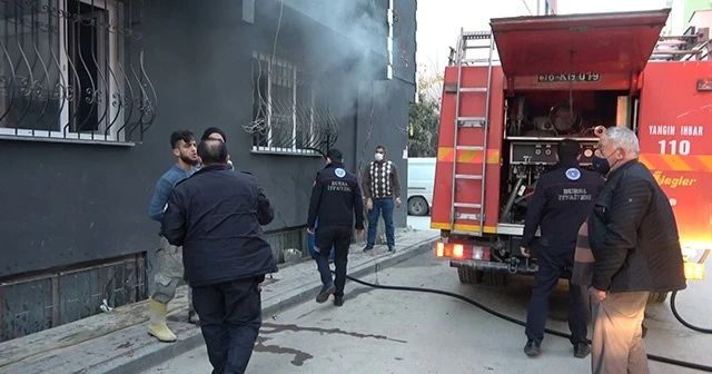 Bahçe hortumuyla komşunun yanan evini söndürdü