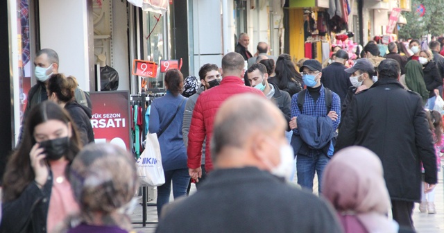 Bakan Koca’nın sürekli uyardığı Mersin’de caddeler tıklım tıklım