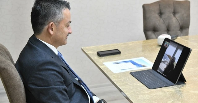 Bakan Pakdemirli'den organik süt üreticisi kadın çiftçiye "desteklerin süreceği" sözü