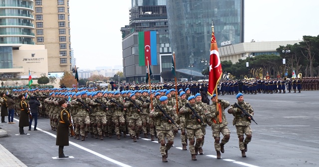 Bakü&#039;de Dağlık Karabağ zaferi kutlanıyor