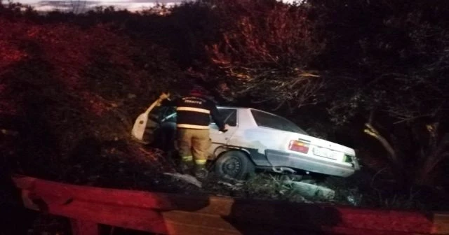 Bariyerleri aşıp şarampole uçan araçtan burnu bile kanamadan çıktı