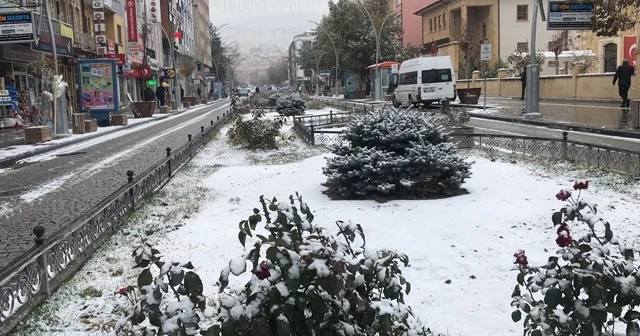 Bayburt merkeze mevsimin ilk karı yağdı