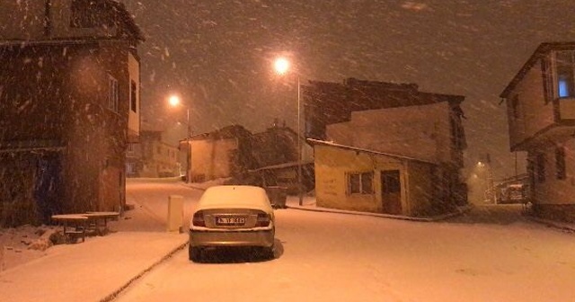 Bayburt’ta kar yağışı kenti beyaza bürüdü