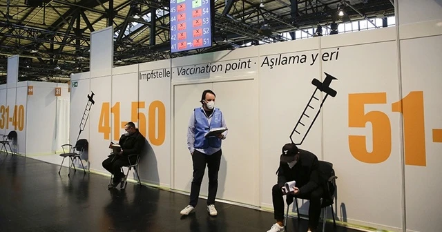 Berlin'de Kovid-19 için ilk aşı merkezi faaliyete geçti