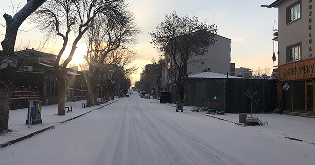 Beyaza bürünen sokaklarda Covid-19 sessizliği