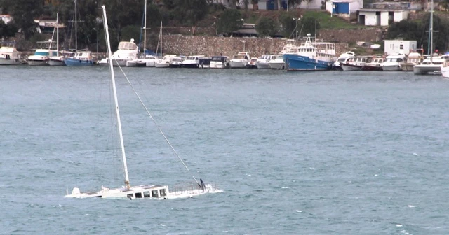 Bodrum’da çıkan fırtına milyonluk tekneyi alabora etti