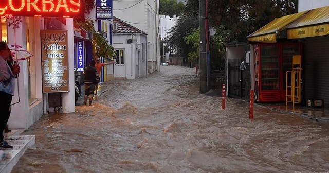 Bodrum&#039;da sağanak taşkına neden oldu