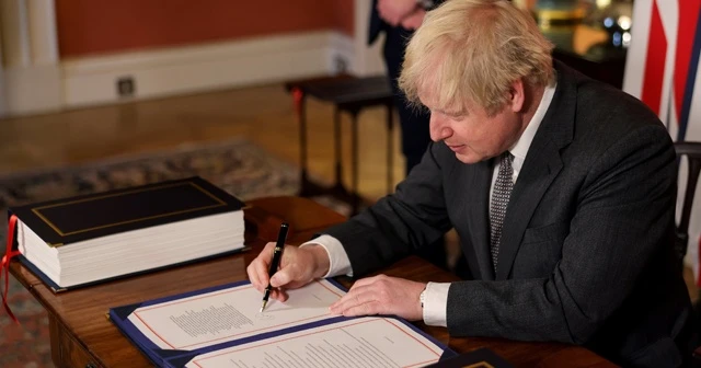 Boris Johnson, AB ile ticaret anlaşmasını imzaladı