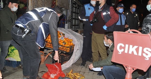 Çaldıkları meyveleri yiyemeden yakalandılar