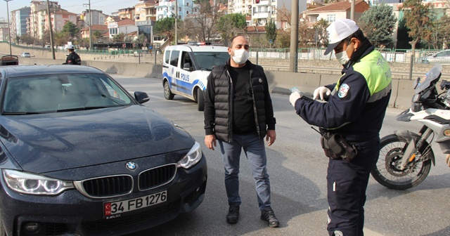 Ceza yememek için &#039;ehliyetim yanımda değil&#039; dedi