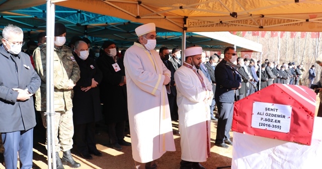 Çığ şehidinin cenaze namazını imam ağabeyi kıldırdı