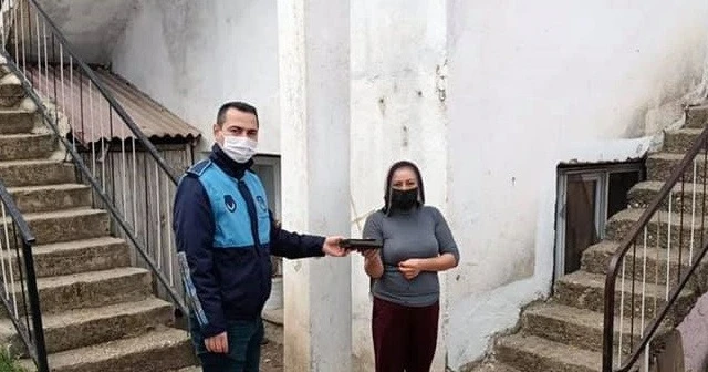 Cüzdanını minibüste düşürdü, zabıta evine kadar götürdü