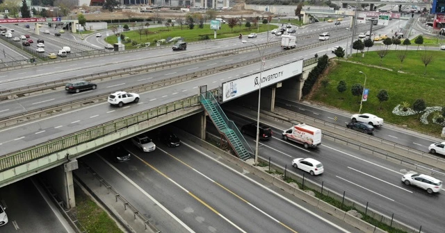 D-100 Karayolunda bir garip merdiven görenleri şaşkına çeviriyor