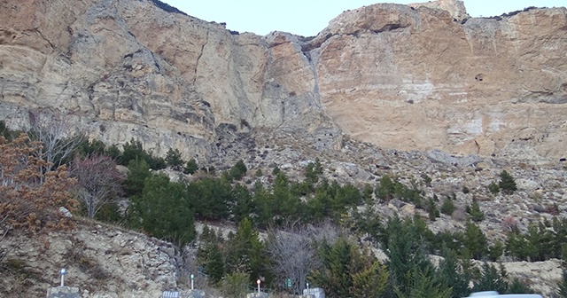 Deprem kayaları yerinden oynattı