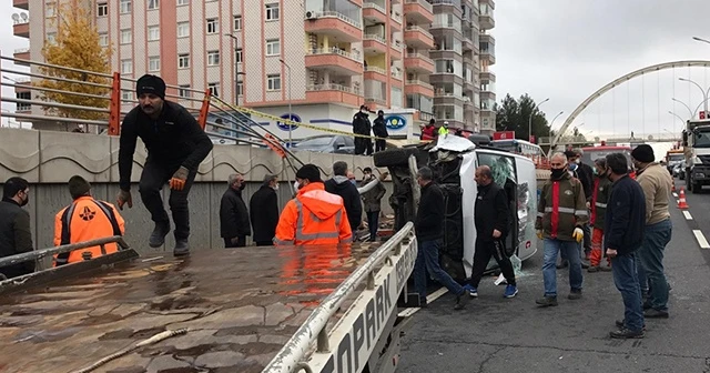 Diyarbakır'da yolcu minibüsü devrildi