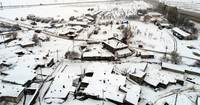 Doğu’da kar, tipi köy yollarını ulaşıma kapadı