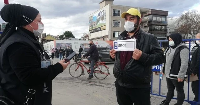 Düzce&#039;de bir garip olay: HES kodunu plaka yapıp boynuna astı!