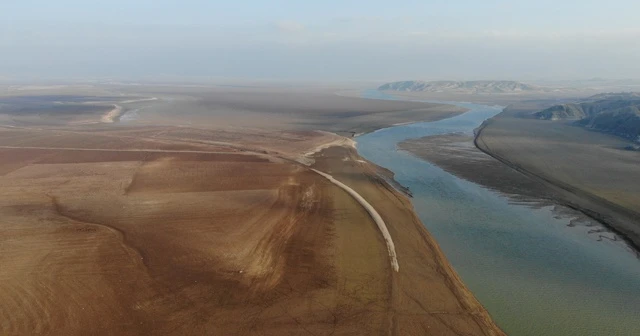 Elazığ&#039;da sular çekildi, barajı besleyen koca nehir dereye döndü