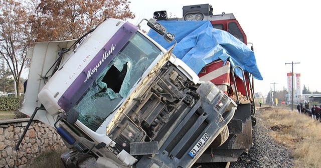 Elazığ’da tren, çarptığı tırı 100 metre sürükledi