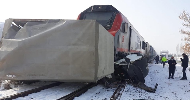 Erzurum’da tren kamyonete çarptı: 1 yaralı