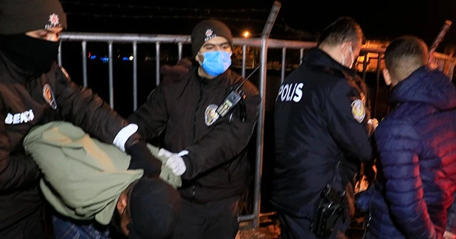 Ev kurşunladılar, bir kişiyi yaraladılar, araba çalıp kaçtıkları sırada yakalandılar