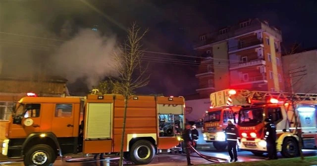 Evin çatısı alevlere teslim oldu, dumanlar gökyüzünü kapladı