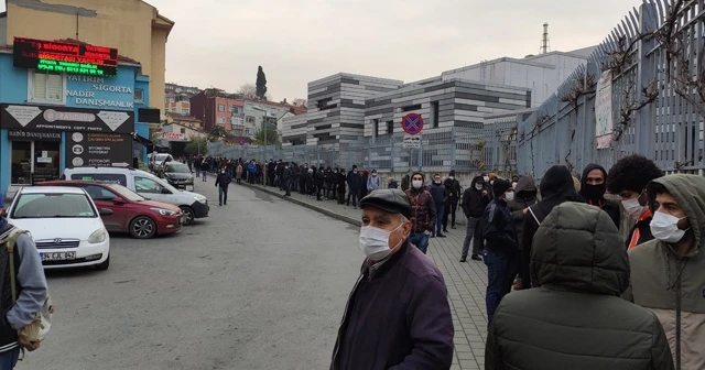 Fatih'te sosyal mesafeyi hiçe sayan kuyruk