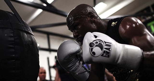 Floyd Mayweather gösteri maçına çıkacak
