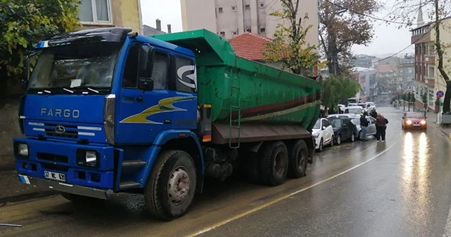 Freni boşalan kamyon, park halindeki 6 aracı biçti