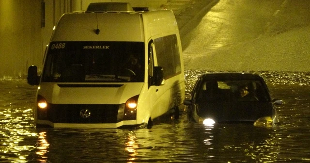 Göle dönen alt geçitte mahsur kaldılar