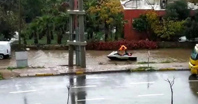 Göle dönen yolda jet ski keyfi