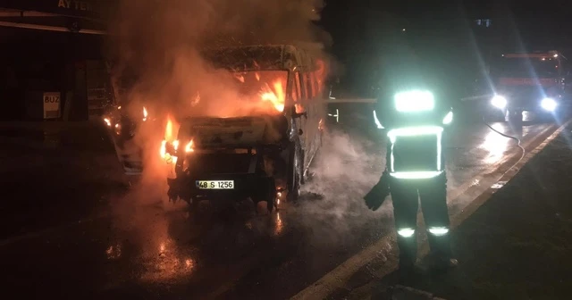 Hastane servisi alevlere teslim oldu, sağlık çalışanları son anda kurtuldu