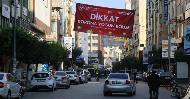 Hatay'da bazı mahallelere 'korona yoğun bölge' afişi asıldı