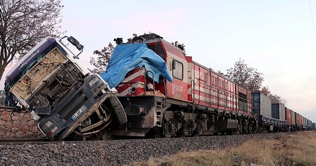 Hemzemin geçitte tıra yük treni çarptı: 5 yaralı