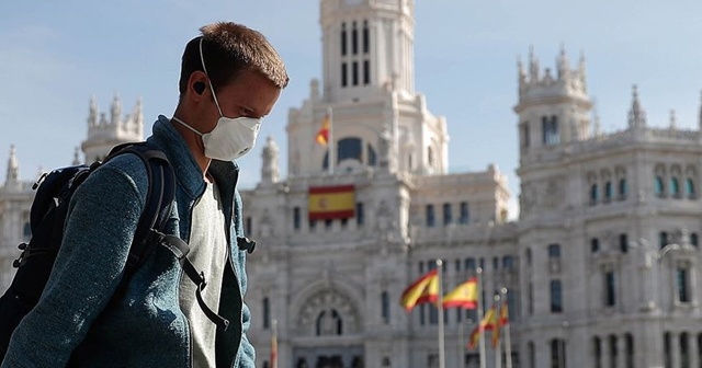 İspanya Covid-19 aşısı olmayanları kayıt altına alacak