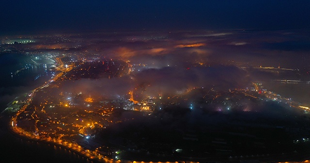 İstanbul&#039;da gece masalsı sis manzarası