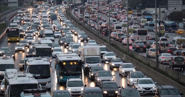 İstanbul&#039;da hafta sonu kısıtlaması öncesi trafikte yoğunluk yaşanıyor