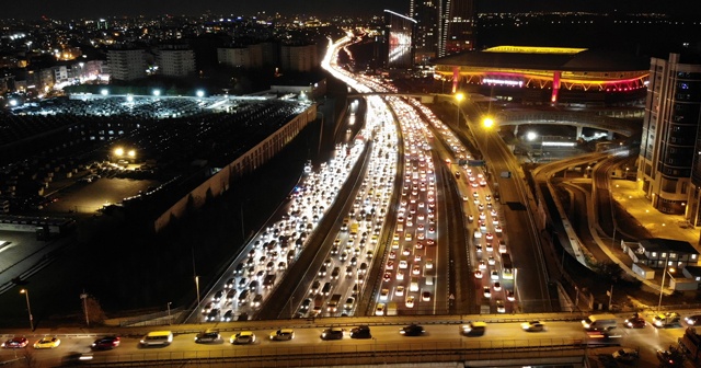 İstanbul’da kısıtlama öncesi trafik kilitlendi