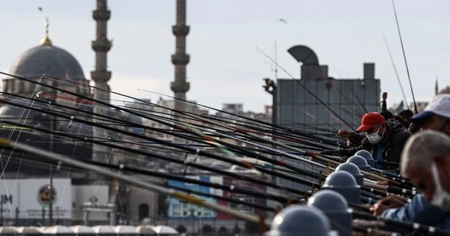 İstanbul'da olta balıkçılığı yapanlara mesafe ve sigara denetimi