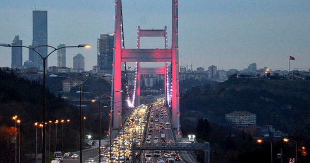 İstanbul&#039;da sokağa çıkma kısıtlaması öncesi trafik yoğunluğu