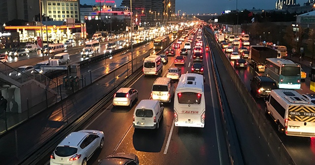 İstanbul’da trafik yoğunluğu yüzde 72 seviyelerine yükseldi