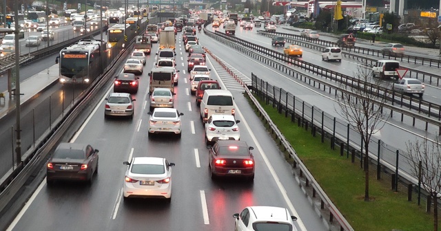 İstanbul’da yağmur ve mesai sonrası trafik yoğunluğu