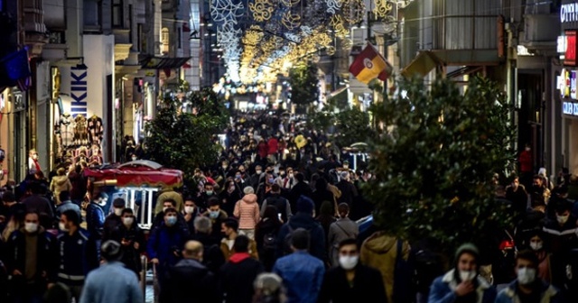 İstiklal Caddesi’nde kısıtlama öncesi korkutan kalabalık