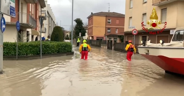 İtalya olumsuz hava koşullarına teslim oldu: 1 ölü