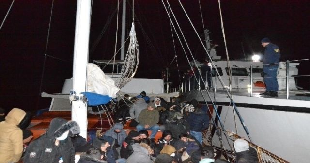 İzmir&#039;de 175 düzensiz göçmen ile 1 göçmen kaçakçısı yakalandı