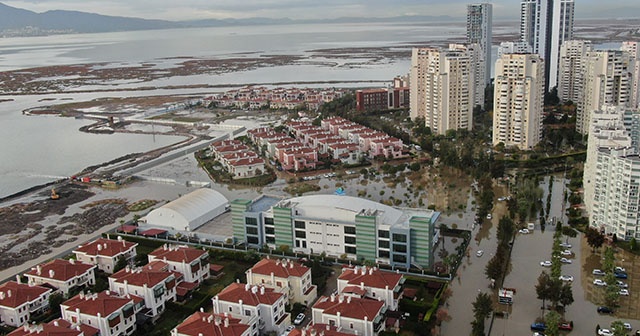 İzmir&#039;de deniz taştı!