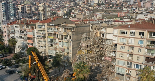 İzmir&#039;de deprem öncesinde yan yatan binanın yıkım çalışmaları başladı