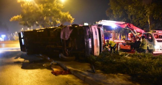 İzmir&#039;de kontrolden çıkan kamyon yan yattı: 1 ağır yaralı